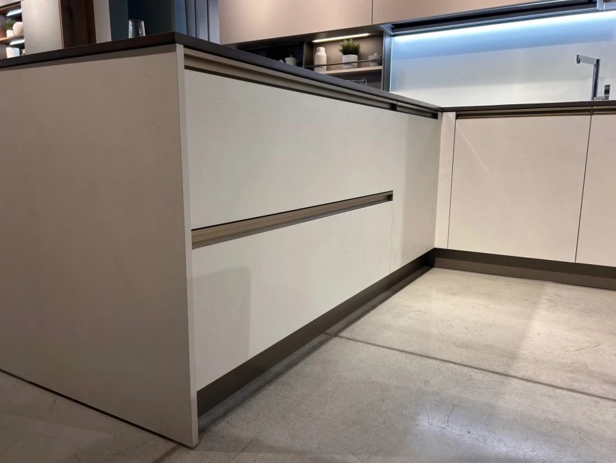 Cucina con penisola Veneta Cucine Start Presa