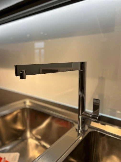 Cucina con penisola Veneta Cucine Start Presa