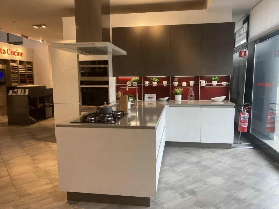 Cucina con penisola Veneta Cucine START TIME PRESA