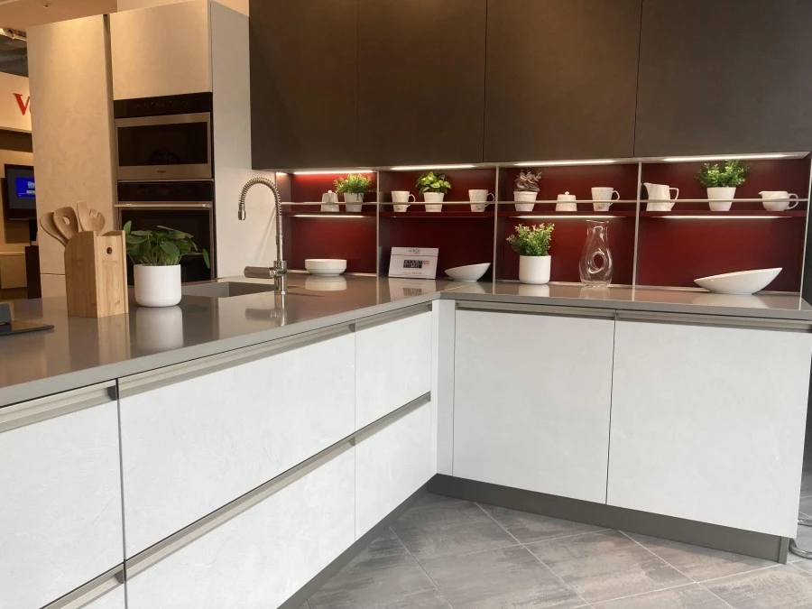Cucina con penisola Veneta Cucine START TIME PRESA
