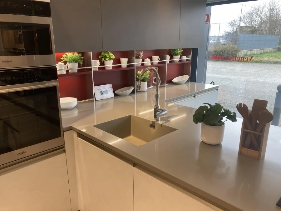 Cucina con penisola Veneta Cucine START TIME PRESA