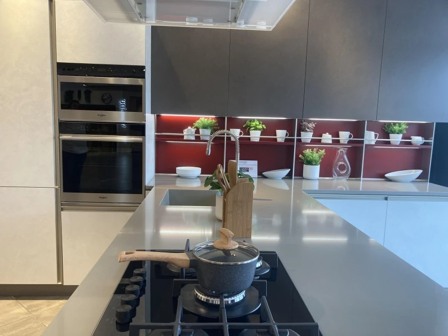 Cucina con penisola Veneta Cucine START TIME PRESA