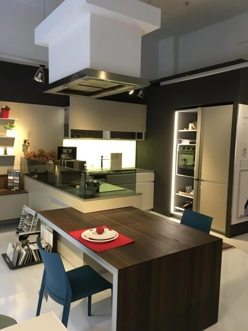 Bancone estraibile in legno Termotrattato