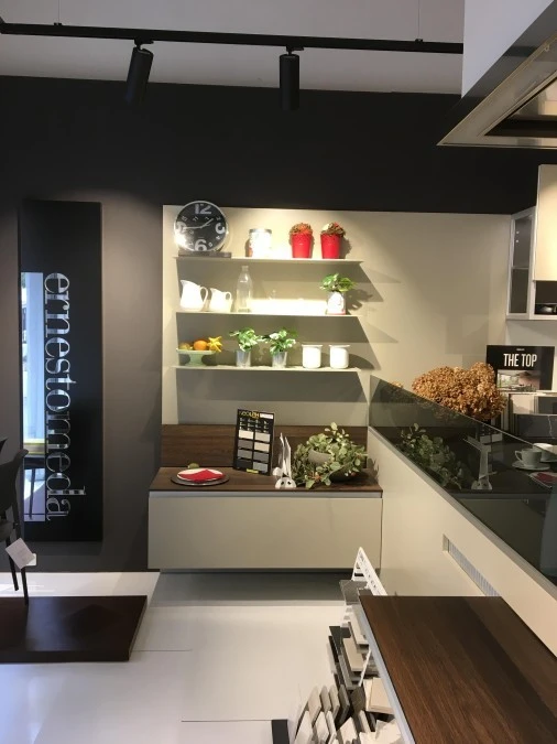 Zona Living con mensole in Alluminio laccate Linum e base sospesa L.120