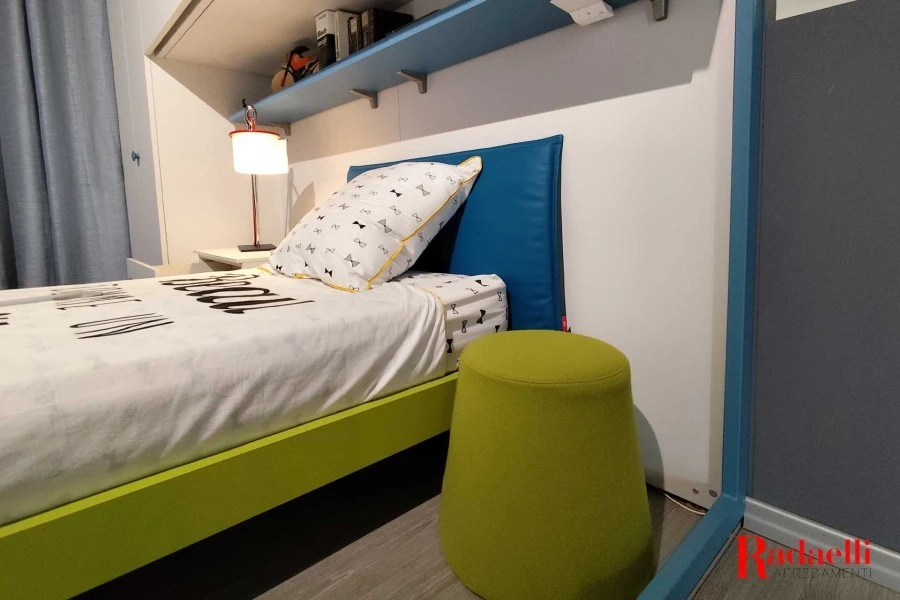 Letto con testata imbottita e rivestimento in ecopelle