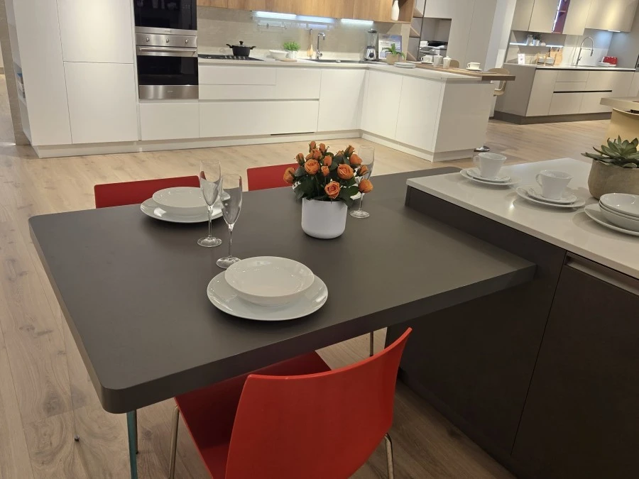Cucina con penisola Veneta Cucine Start Time Presa