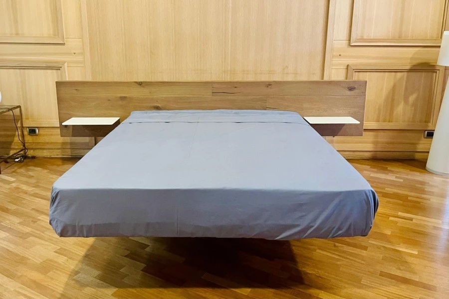 Letto matrimoniale Lago Fluttua Wildwood con mensole testata in vetro