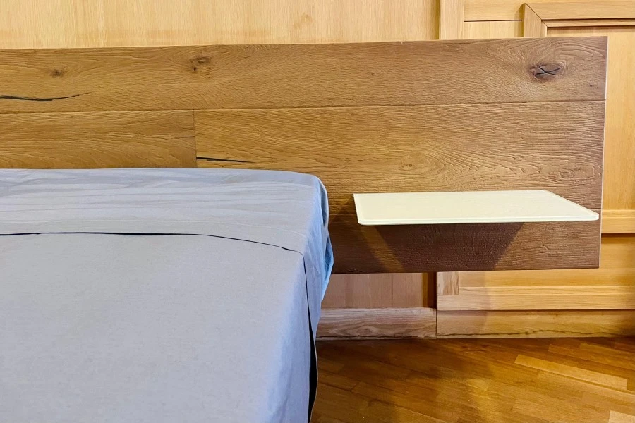 Letto matrimoniale Lago Fluttua Wildwood con mensole testata in vetro