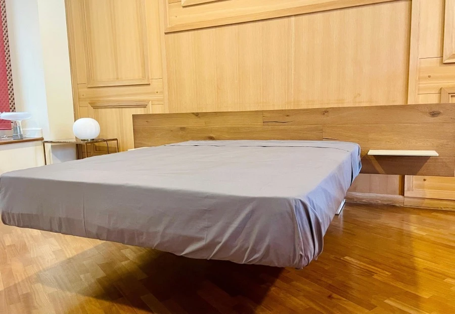 Letto matrimoniale Lago Fluttua Wildwood con mensole testata in vetro