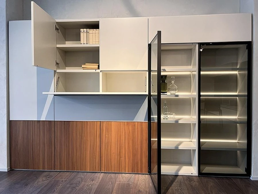 Ante laccate opache e cannettate in legno, vetrine fumé con led interni
