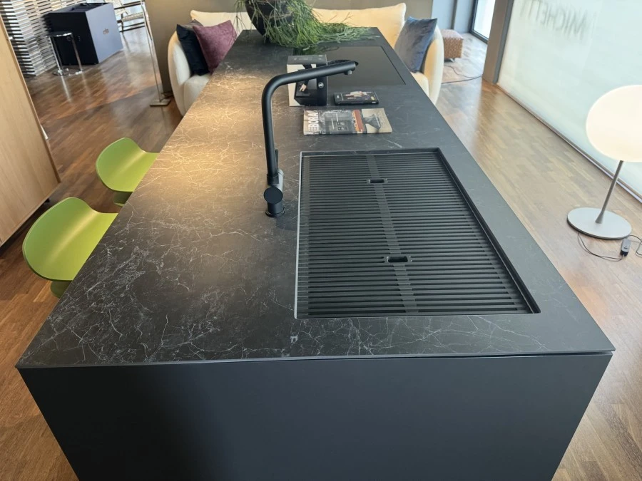 Cucina con Isola Modulnova Skill + Frame
