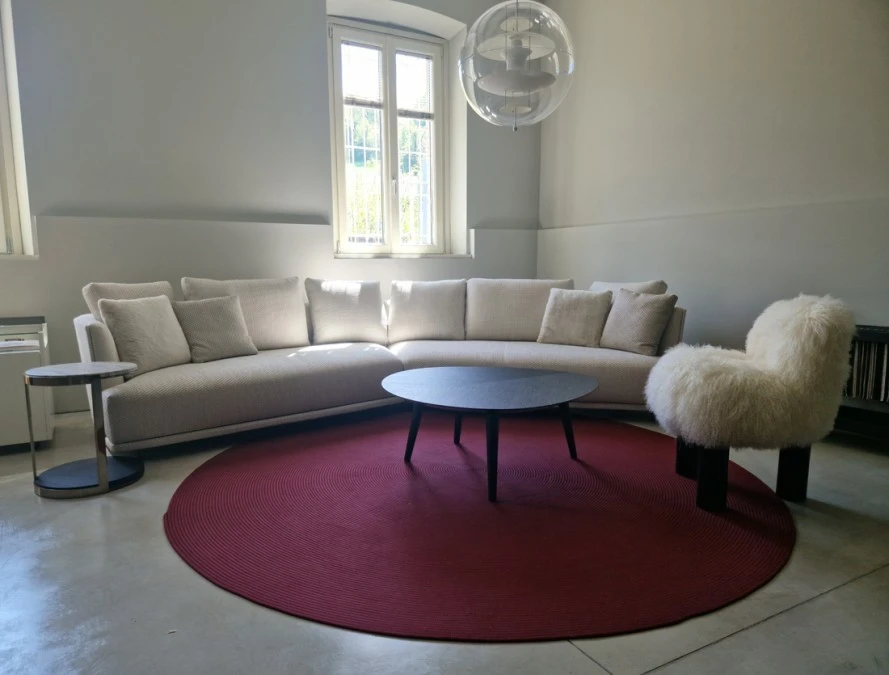Divano componibile Cleo esposto nello showroom Classicdesign.it