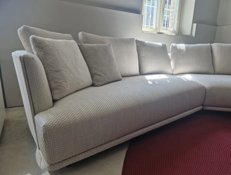Divano componibile Cleo esposto nello showroom Classicdesign.it - Dettaglio
