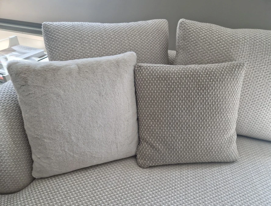 Divano componibile Cleo esposto nello showroom Classicdesign.it - Cuscino con rivestimento Kalipso