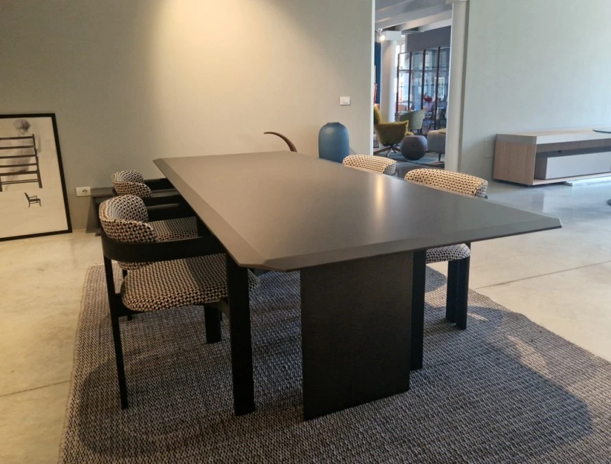 Tavolo Dolm Plus di Gallotti & Radice esposto in showroom Classicdesign.it