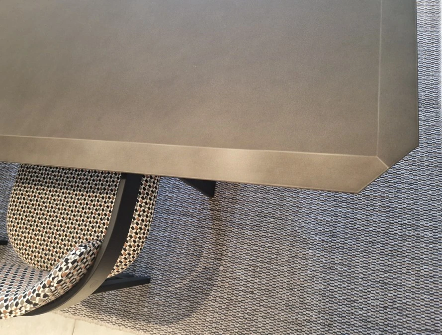Tavolo Dolm Plus di Gallotti & Radice esposto in showroom Classicdesign.it - dettaglio piano