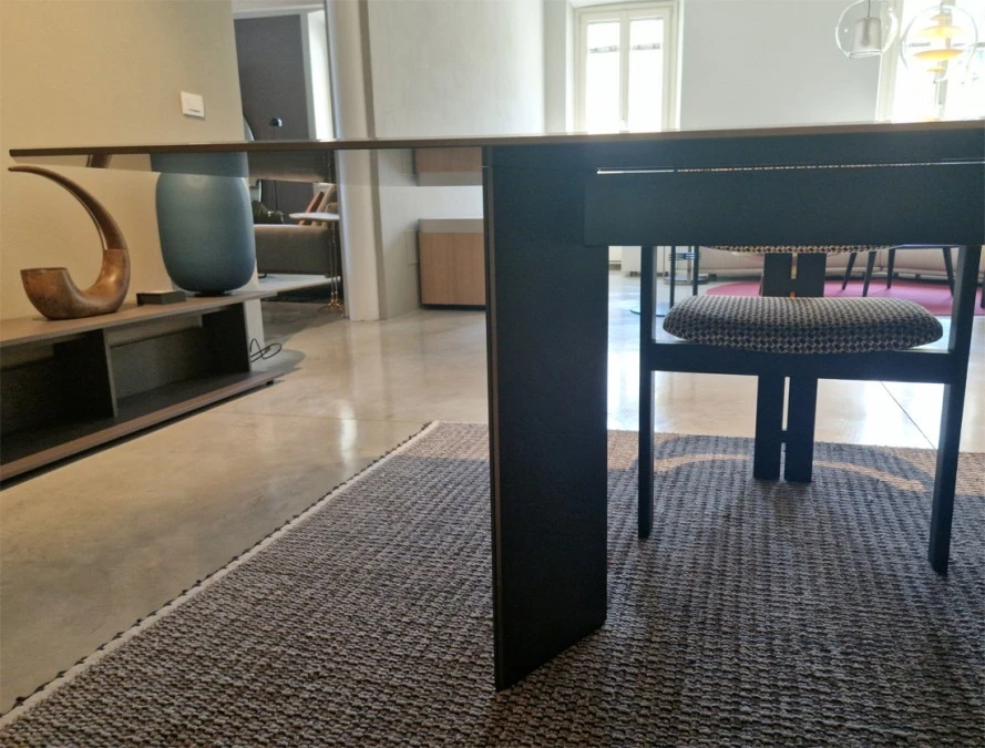 Tavolo Dolm Plus di Gallotti & Radice esposto in showroom Classicdesign.it - dettaglio base