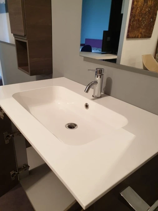 lavabo integrato con piano in resina bianca