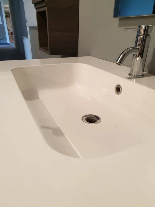 particolare lavabo integrato