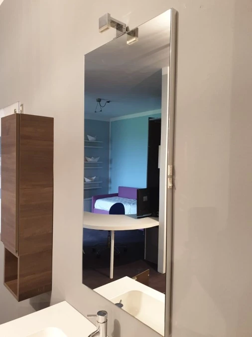 specchiera cm. 105x50 con led ,interruttore e presa 220V integrata