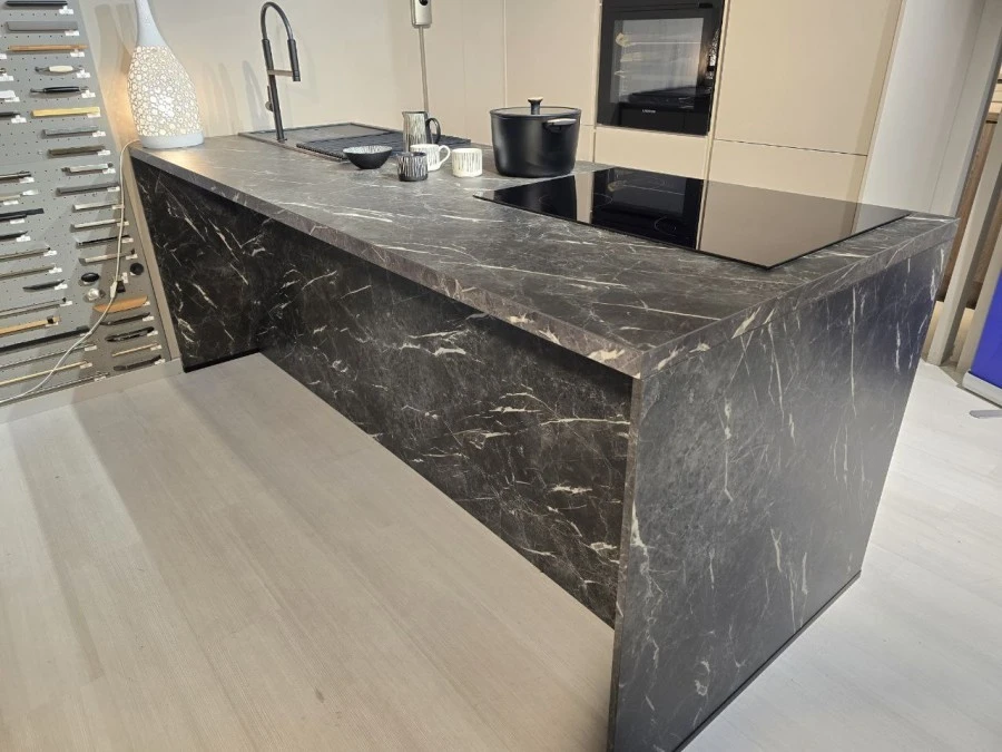 Cucina con Isola Produzione Artigianale LASER