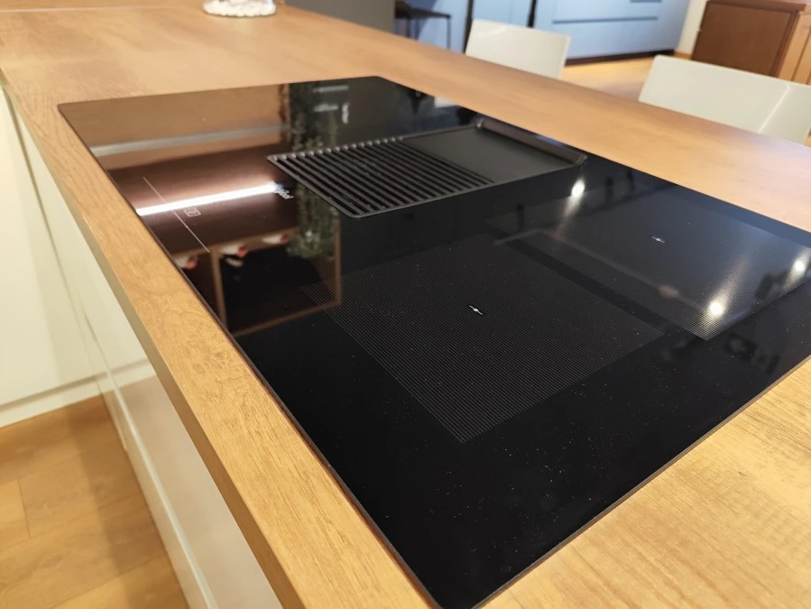 piano cottura induzione Whirlpool con cappa integrata