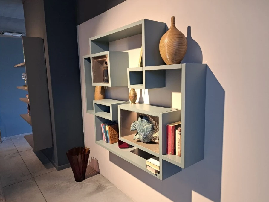 Piccola libreria Lago Lagolinea con teche