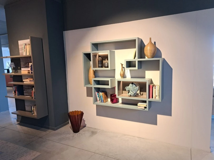 Piccola libreria Lago Lagolinea con teche