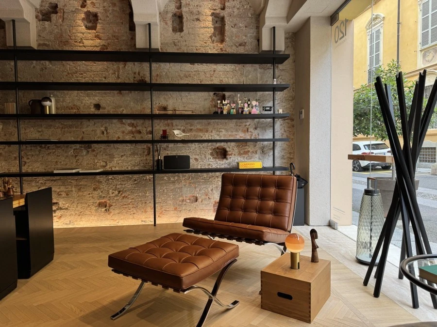 Poltrona Knoll Barcelona Chair e Pouf