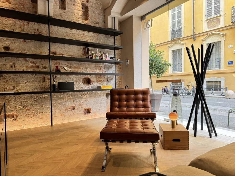 Poltrona Knoll Barcelona Chair e Pouf
