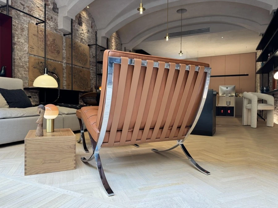 Poltrona Knoll Barcelona Chair e Pouf