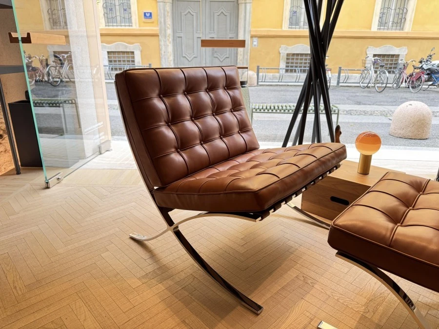 Poltrona Knoll Barcelona Chair e Pouf