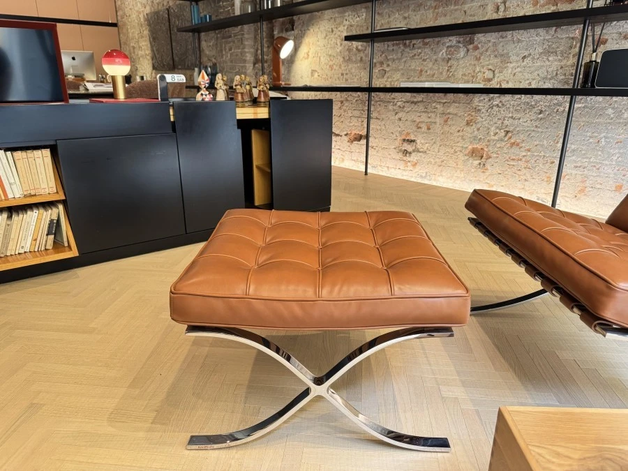 Poltrona Knoll Barcelona Chair e Pouf