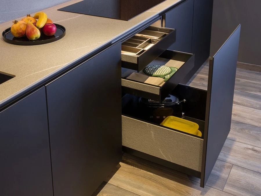Dettaglio dei cassetti con spondine in Laminam Piasentina