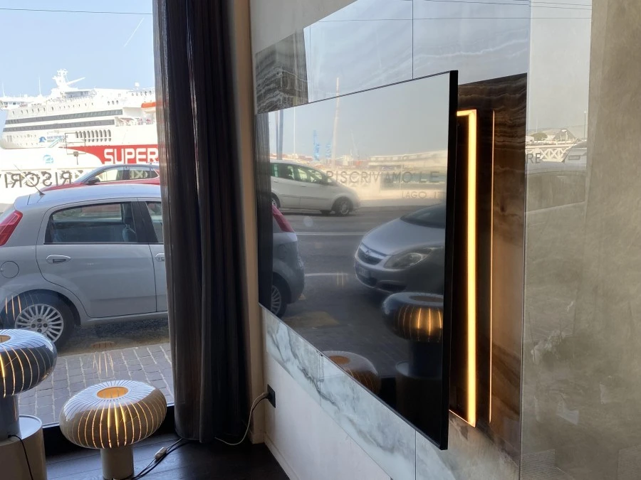 Dettaglio Illuminazione led retro TV | Parete Boiserie LAGO