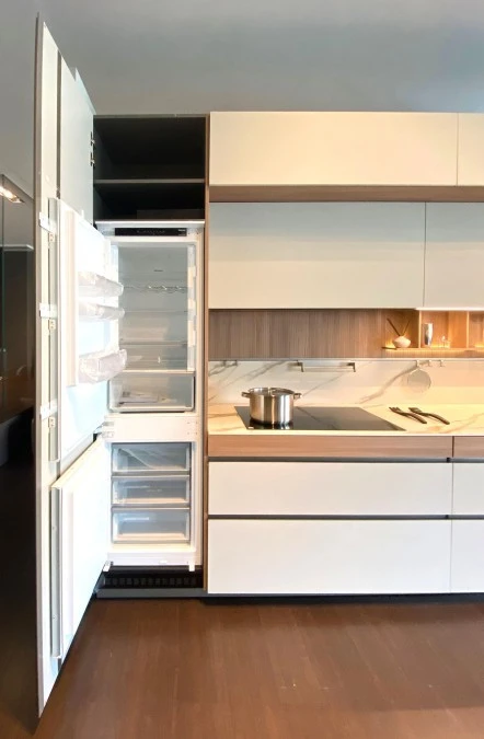 vista con anta aperta del frigo e congelatore Miele
