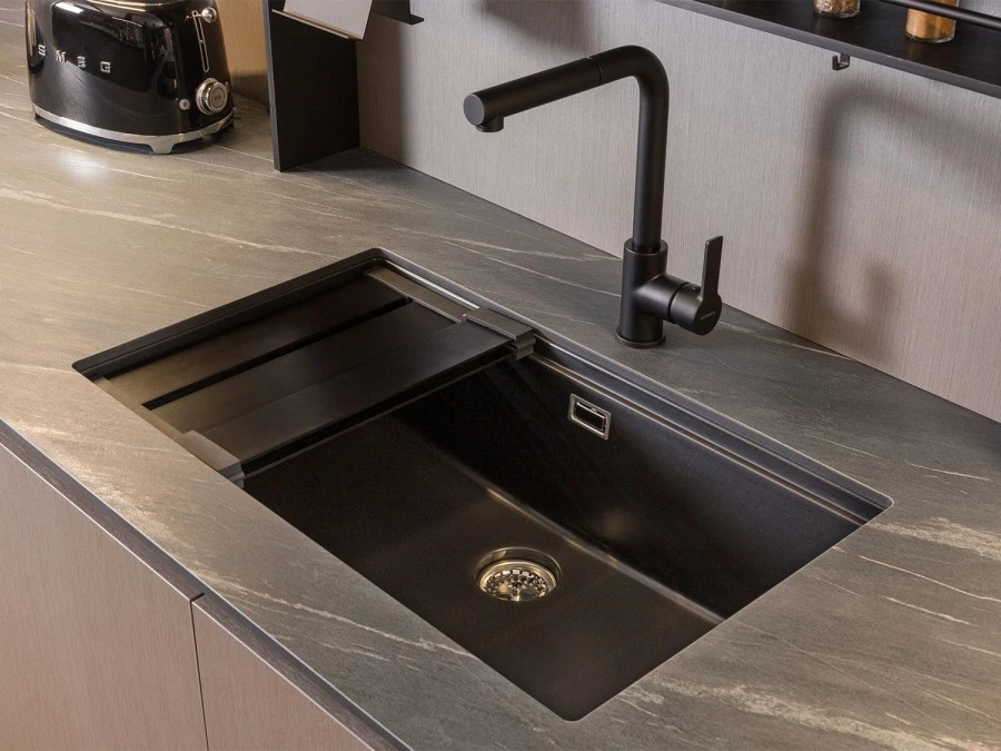 Lavello cucina incassato nel piano e colatoio lamellare