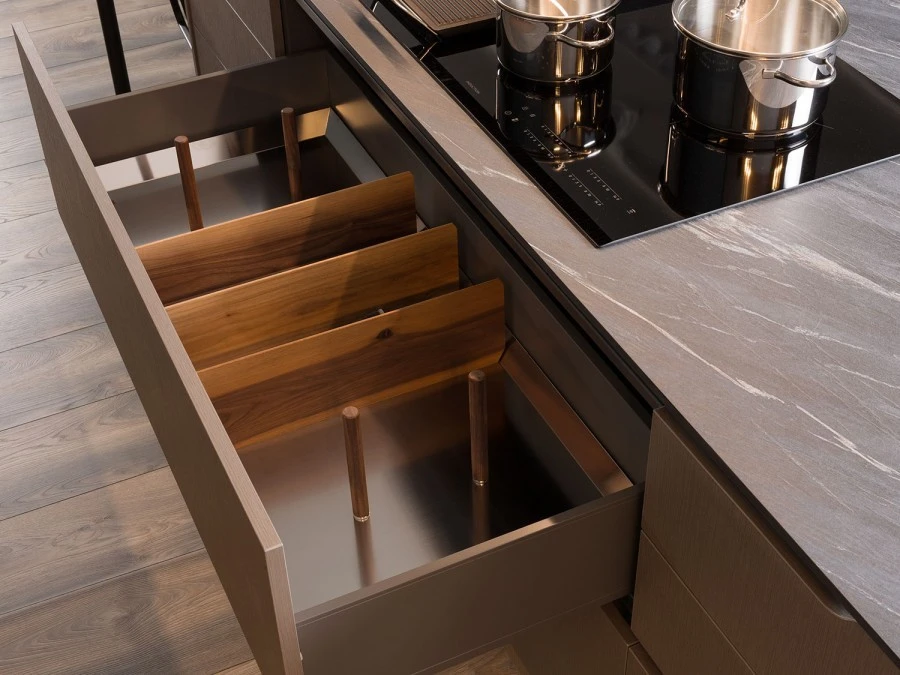 Cassettone dell'isola cottura con eleganti divisori in legno