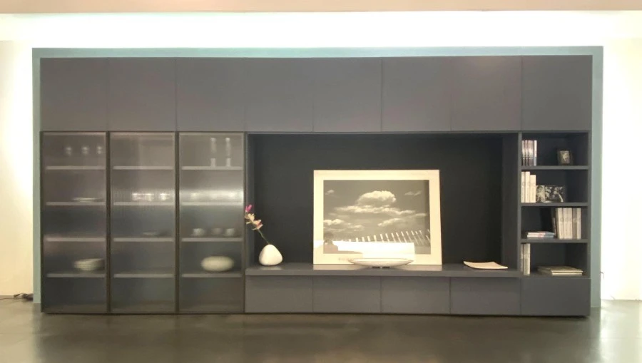 Composizione Wall 30 di Novamobili in colore Grigio e tre ante in vetro cannettato