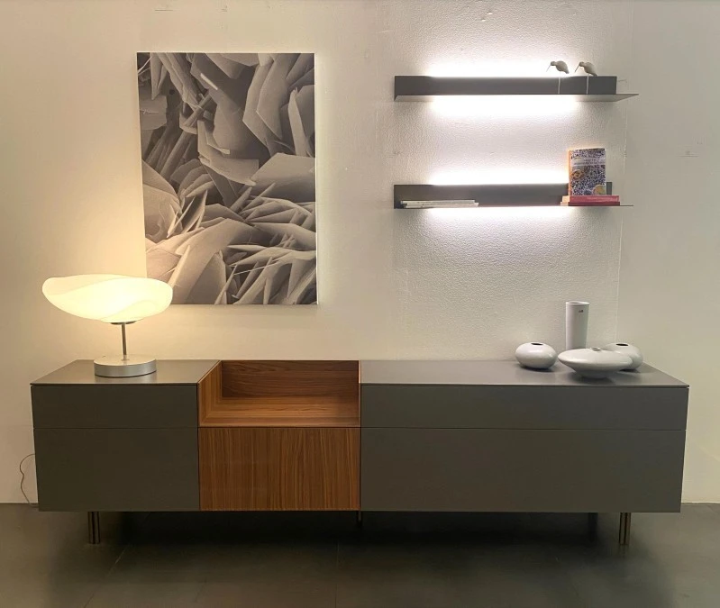 Madia Living Novamobili in colore grigio finitura placcato opaco quarzo con inserto legno noce canaletto