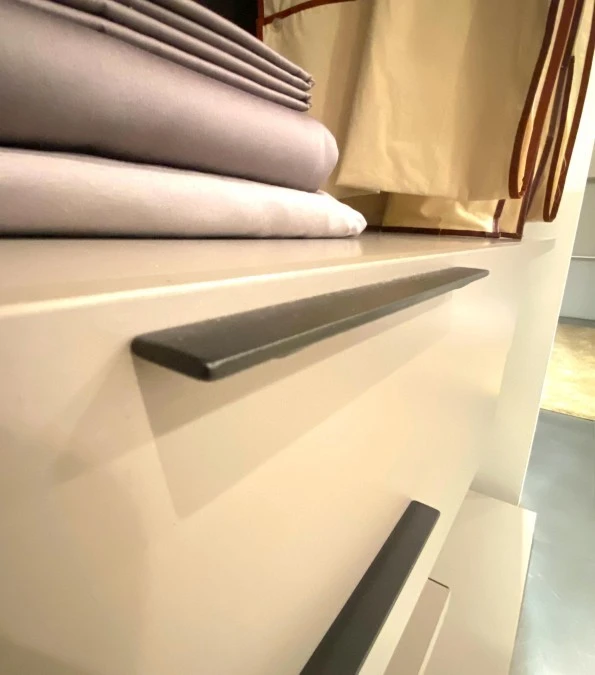 Dettaglio maniglia dei cassetti. Forma sottile per un design minimal che ben si adatta a tutte le location