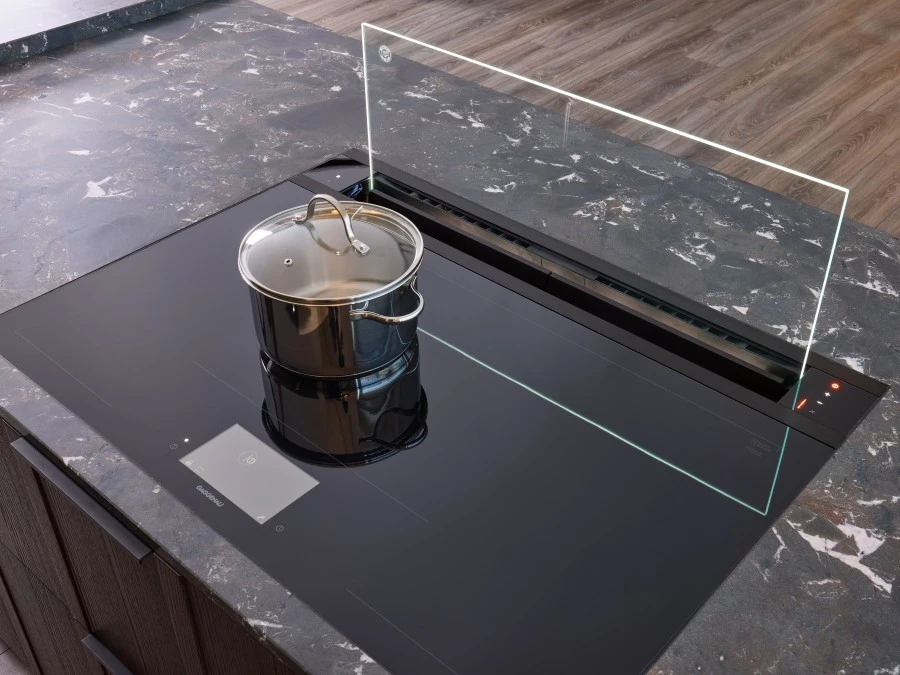 Piano cottura Gaggenau con cappa e frontalino integrati