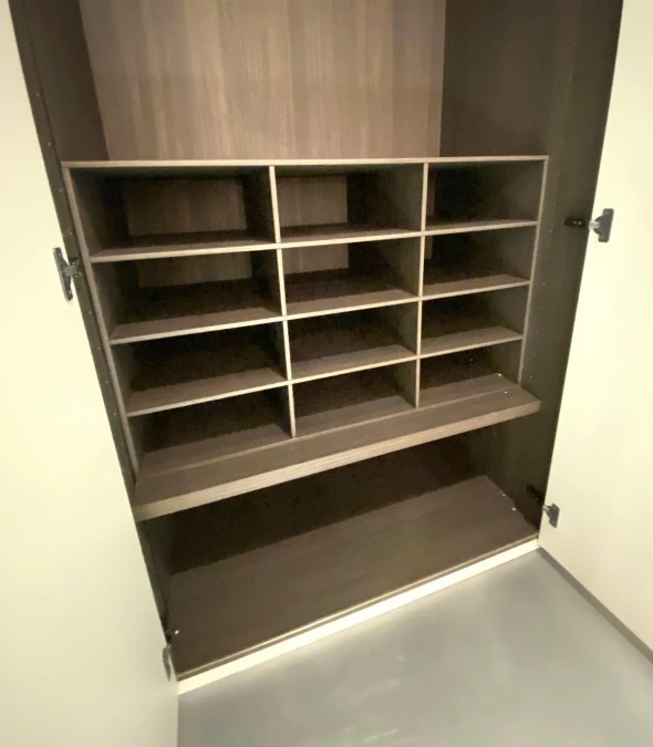 Terza colonna con un vano per appendere, uno scomparto suddiviso in 12 spazi per gli accessori di piccole e medie dimensioni e u