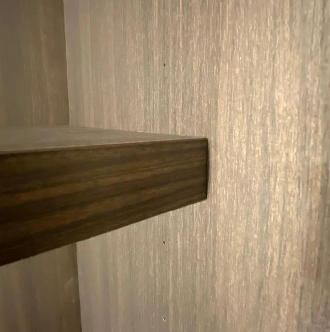 Dettaglio finitura legno Abcde. I fori distanziati tra loro di 8 cm consentono di rimodulare lo spazio a proprio piacere