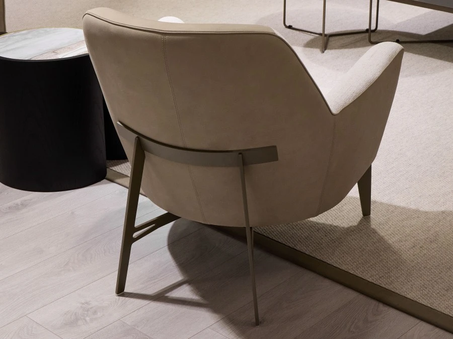 Vista posteriore dell'elegante poltrona da salotto Lynn outlet