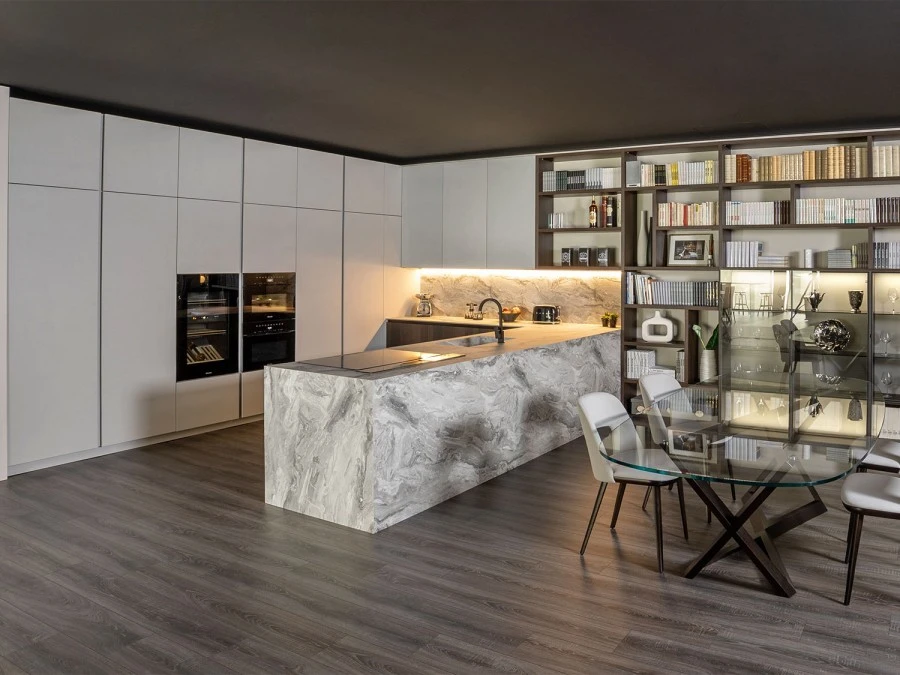 Klab 01 outlet cucina a ferro di cavallo con rivestimento effetto marmo e moderna libreria a parete