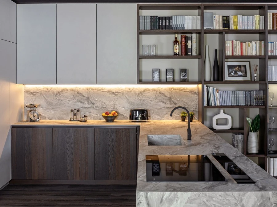 Perfetta integrazione tra i pensili della cucina e il primo degli elementi della libreria