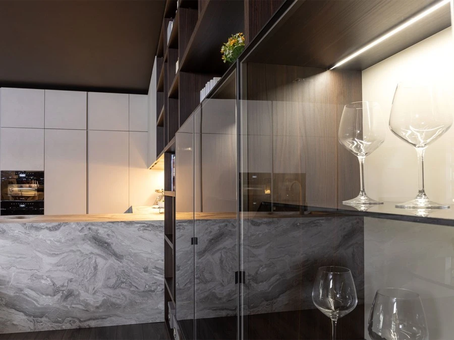 Particolare delle vetrine con luci Led integrate