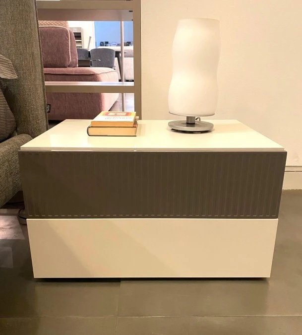 comodino larghezza 60 cm. Cassetto con frontalino lavorato a Abcde, finitura Abcde, colore grigio
