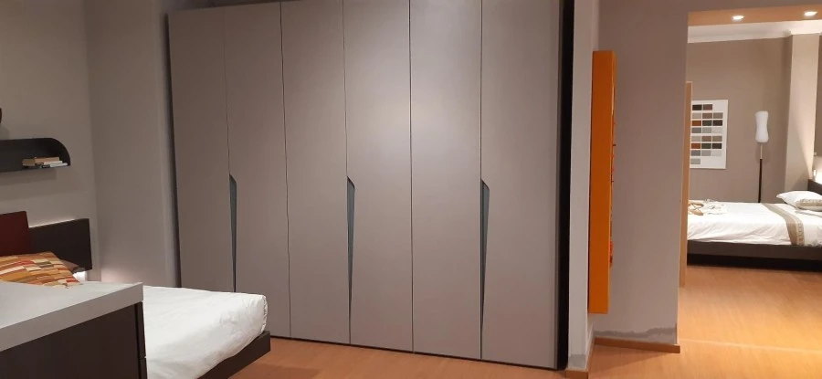 Armadio con 6 porte battenti